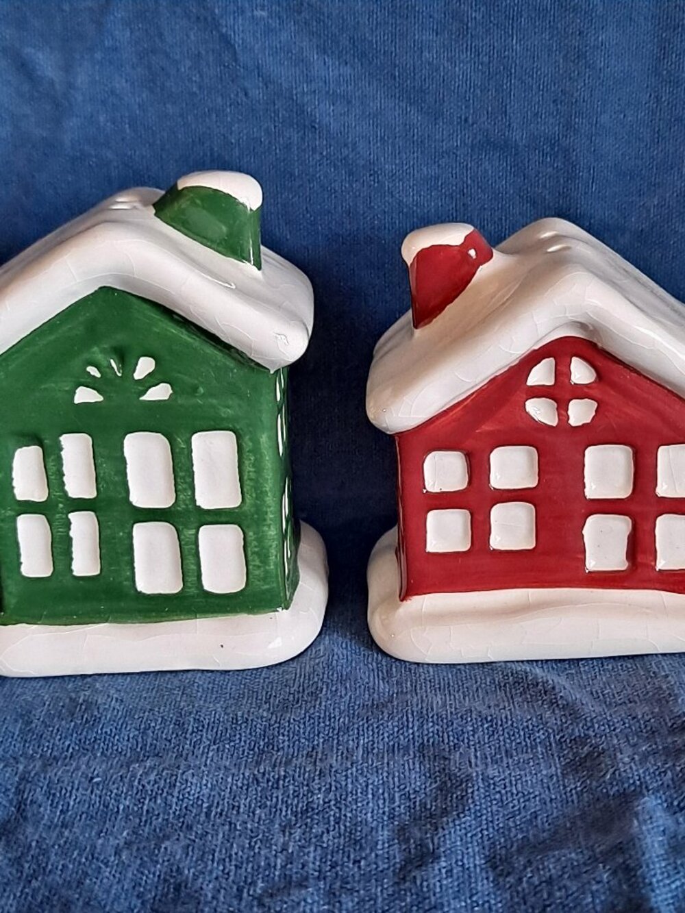 Better Homes & Garden HOUSE SALT & PEPPER SHAKERS Red & Green Snow Christmas